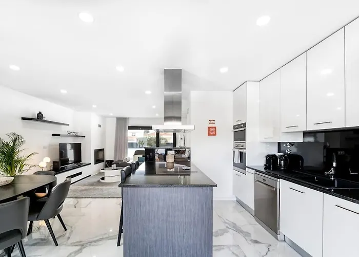 - Pool, Bbq And Boule/petanque