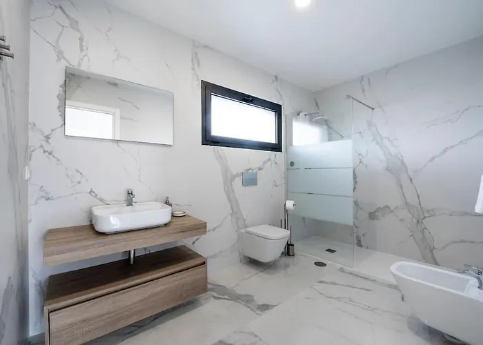 - Pool, Bbq And Boule/petanque Willa *