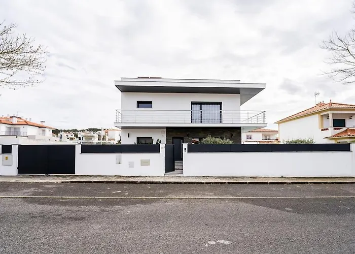 - Pool, Bbq And Boule/petanque