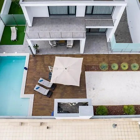 - Pool, Bbq And Boule/petanque * Назаре