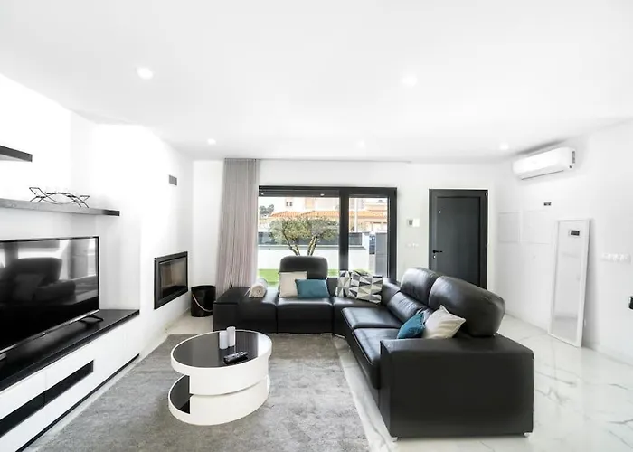 - Pool, Bbq And Boule/petanque Villa Nazaré