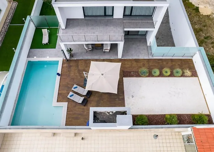 - Pool, Bbq And Boule/petanque * Nazaré