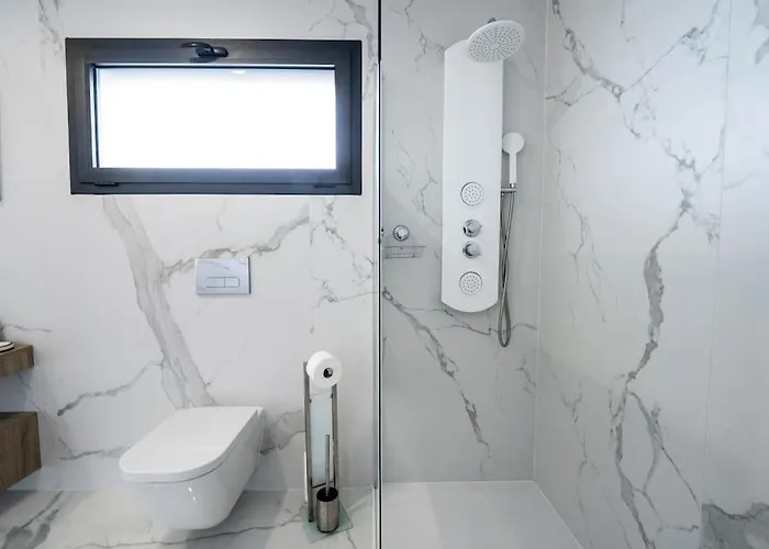 - Pool, Bbq And Boule/petanque Villa